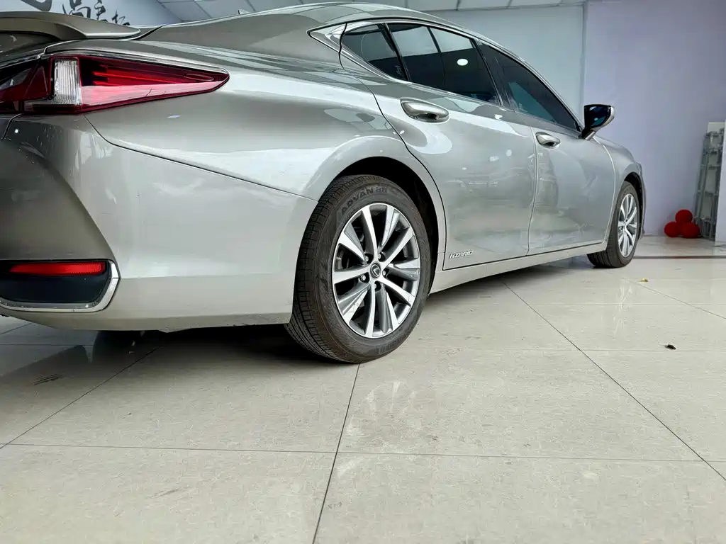 Lexus Lexus ES 300h F Sport (2020) 2020 - thumbnail 22