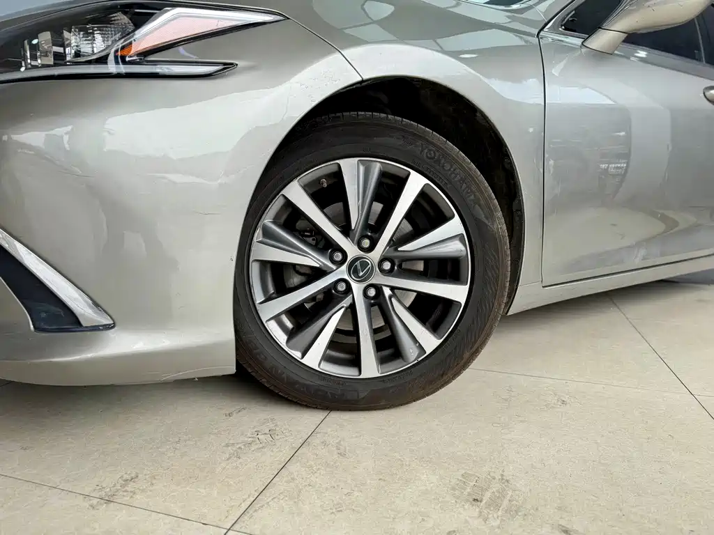 Lexus Lexus ES 300h F Sport (2020) 2020 - thumbnail 23