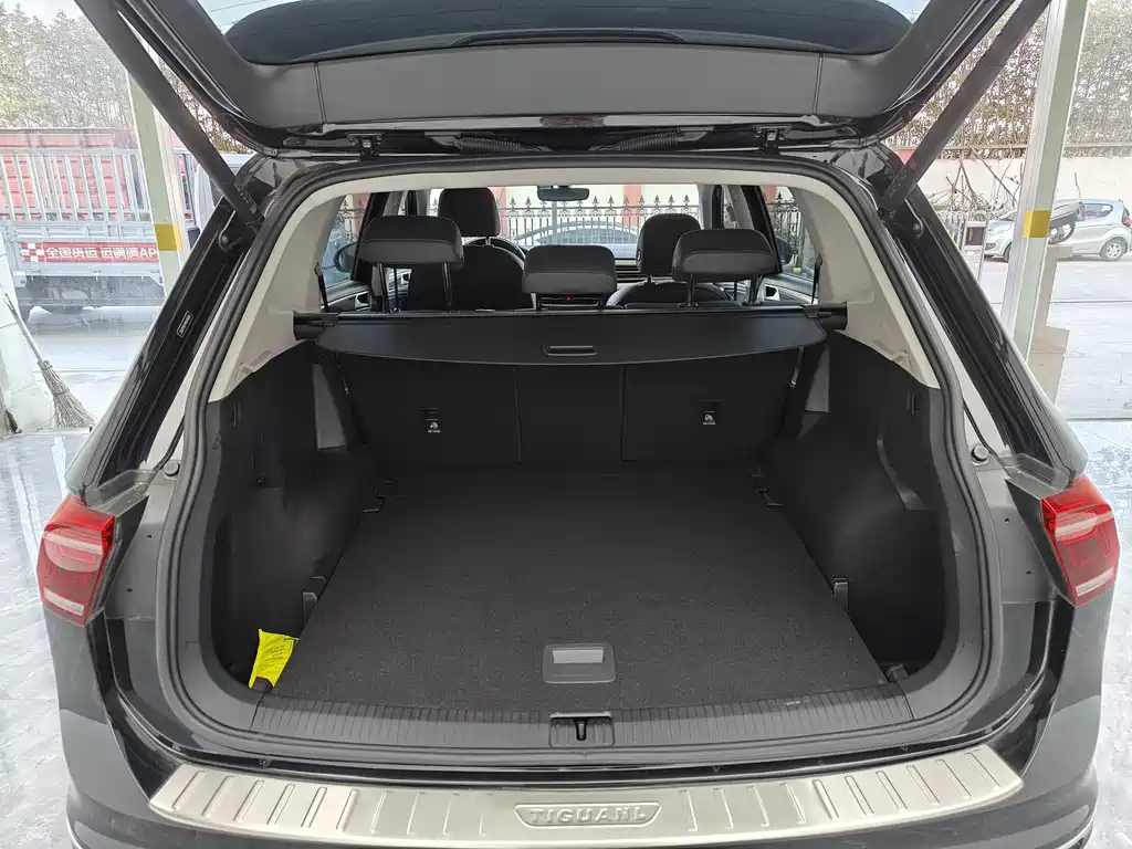 Volkswagen Tiguan L 2023 330TSI Automatic 2WD R-Line Premium Edition 2024 - thumbnail 7