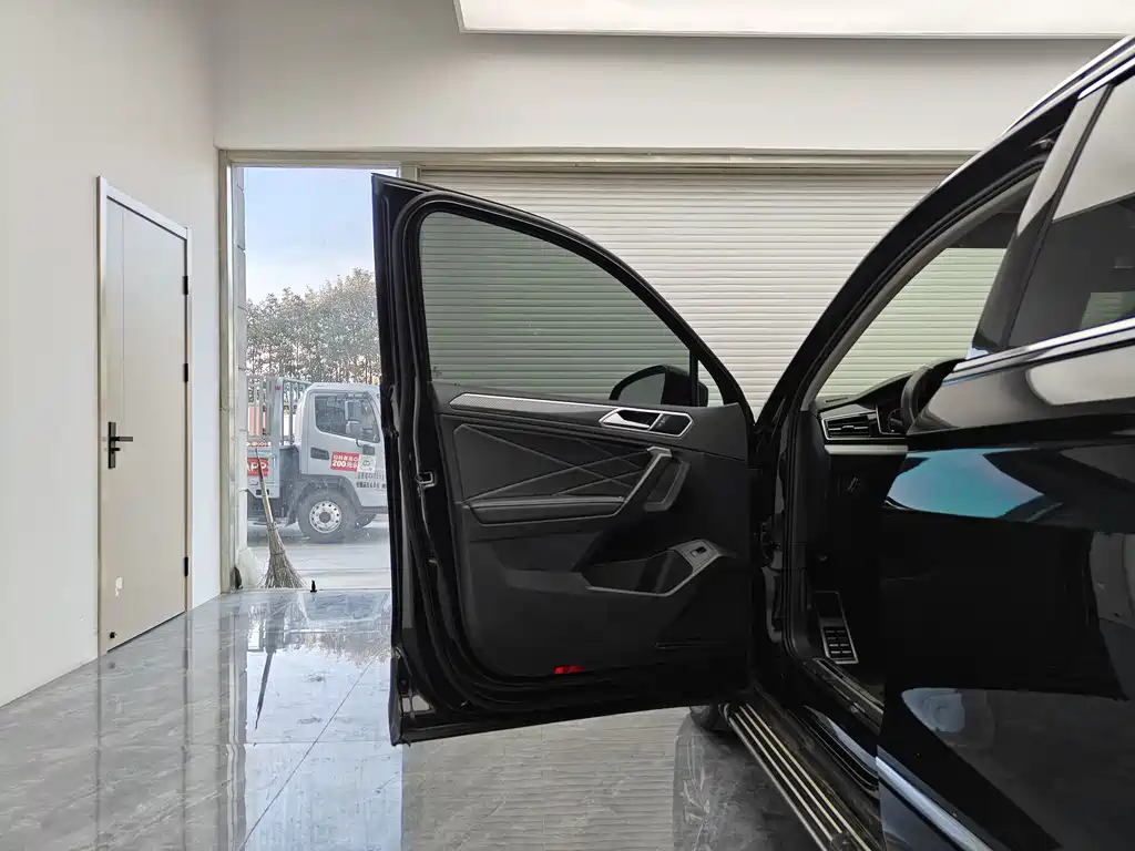 Volkswagen Tiguan L 2023 330TSI Automatic 2WD R-Line Premium Edition 2024 - thumbnail 8