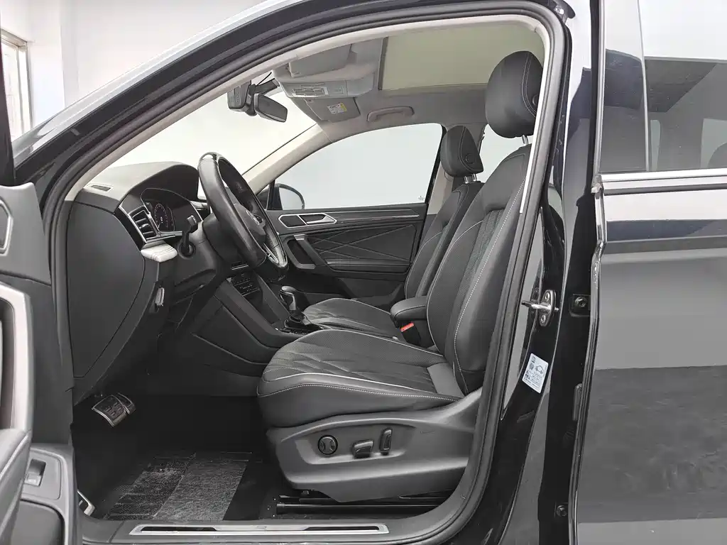 Volkswagen Tiguan L 2023 330TSI Automatic 2WD R-Line Premium Edition 2024 - thumbnail 9