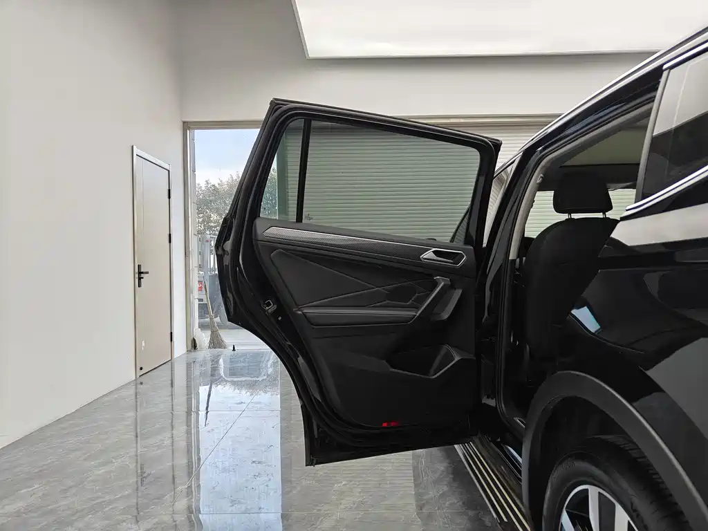 Volkswagen Tiguan L 2023 330TSI Automatic 2WD R-Line Premium Edition 2024 - thumbnail 10