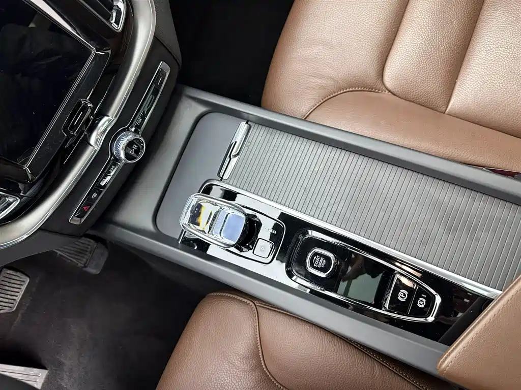 Volvo Volvo XC60 2024 B5 AWD Momentum Luxury Edition 2024 - thumbnail 12