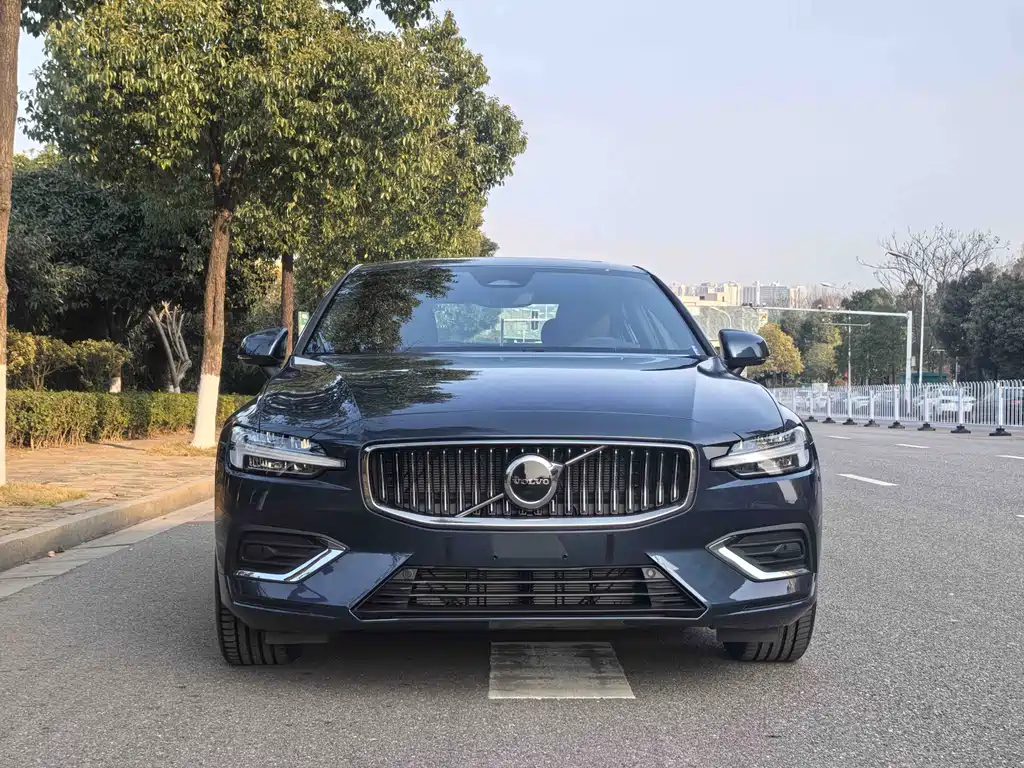 Volvo Volvo S60 2026 B4 Comfort Luxury Edition 2026 - thumbnail 2