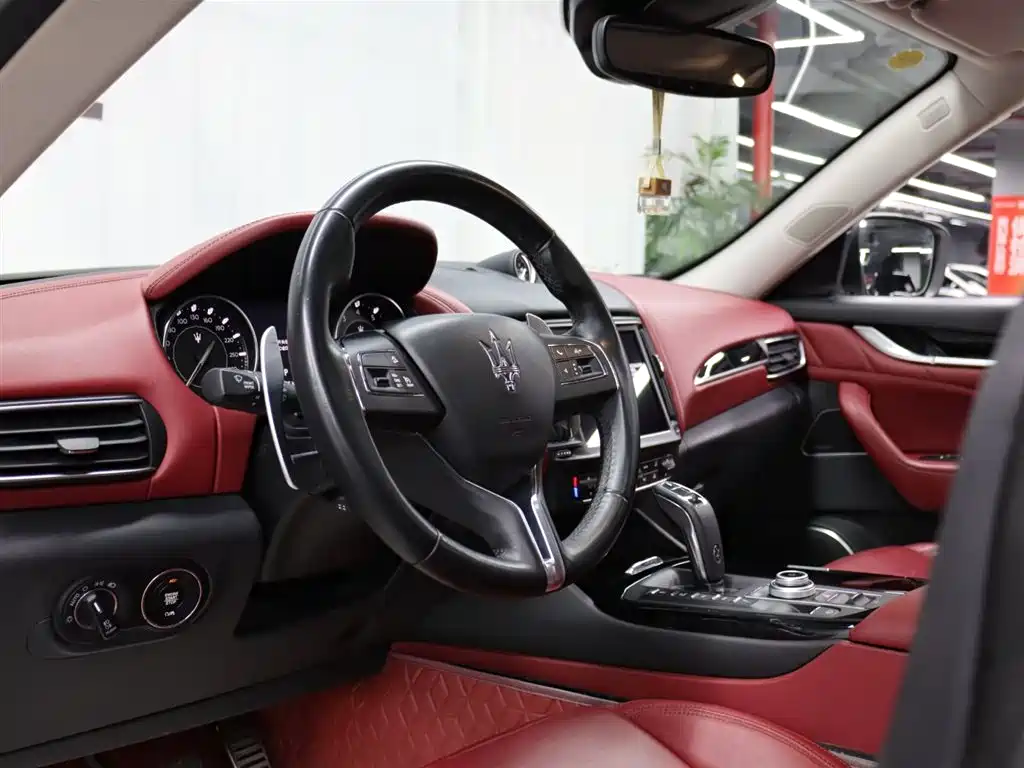 Maserati Maserati Levante 2022 2.0T GT锋芒版  Note: The "锋芒版" (Fengmang Edition) is a specific trim level that may not have an exact international equivalent name, but the core model is the Maserati Levante 2022 2.0T GT. 2022 - thumbnail 7