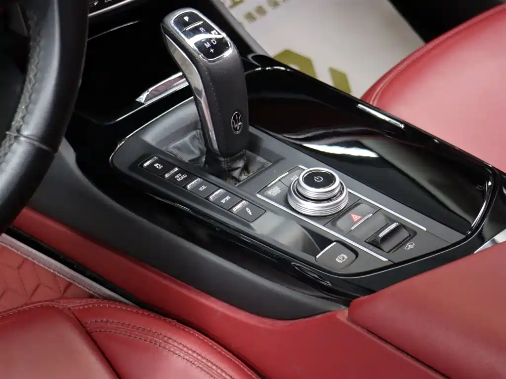 Maserati Maserati Levante 2022 2.0T GT锋芒版  Note: The "锋芒版" (Fengmang Edition) is a specific trim level that may not have an exact international equivalent name, but the core model is the Maserati Levante 2022 2.0T GT. 2022 - thumbnail 8