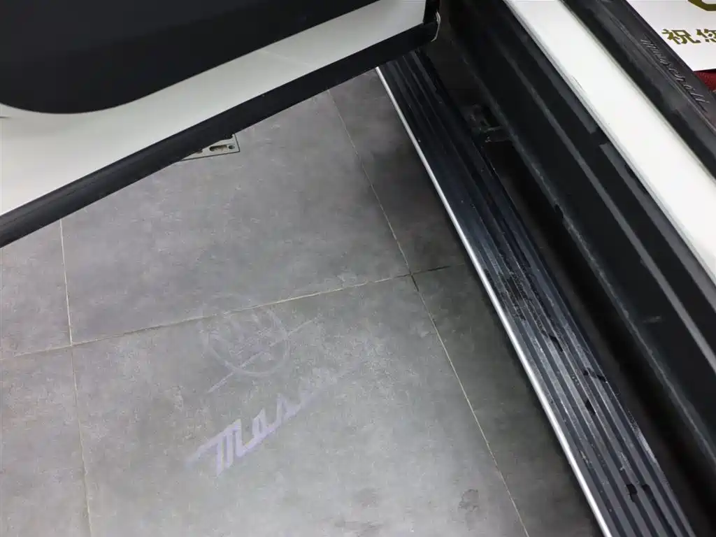 Maserati Maserati Levante 2022 2.0T GT锋芒版  Note: The "锋芒版" (Fengmang Edition) is a specific trim level that may not have an exact international equivalent name, but the core model is the Maserati Levante 2022 2.0T GT. 2022 - thumbnail 10