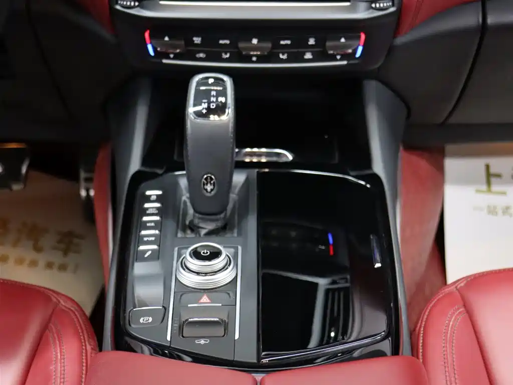 Maserati Maserati Levante 2022 2.0T GT锋芒版  Note: The "锋芒版" (Fengmang Edition) is a specific trim level that may not have an exact international equivalent name, but the core model is the Maserati Levante 2022 2.0T GT. 2022 - thumbnail 15
