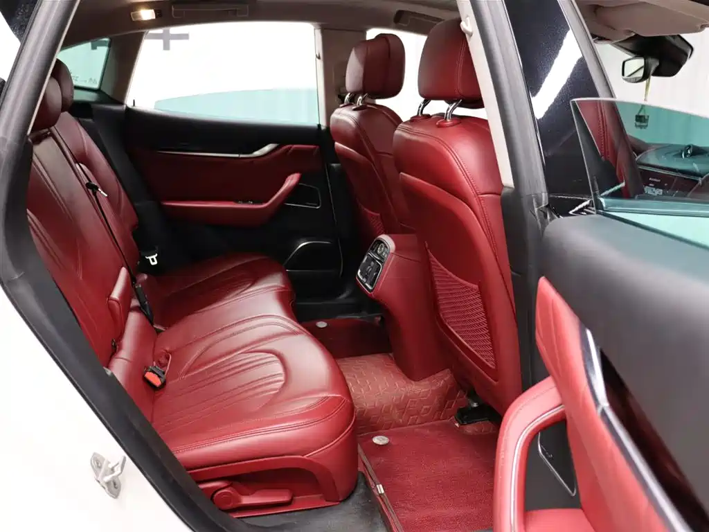 Maserati Maserati Levante 2022 2.0T GT锋芒版  Note: The "锋芒版" (Fengmang Edition) is a specific trim level that may not have an exact international equivalent name, but the core model is the Maserati Levante 2022 2.0T GT. 2022 - thumbnail 19