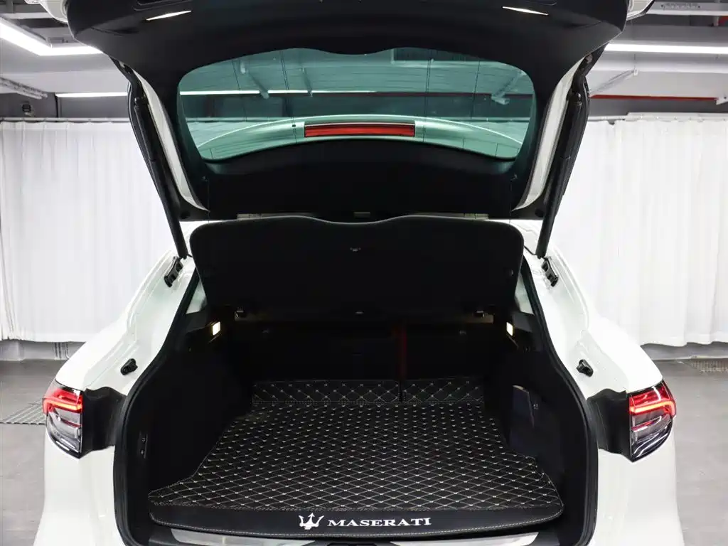 Maserati Maserati Levante 2022 2.0T GT锋芒版  Note: The "锋芒版" (Fengmang Edition) is a specific trim level that may not have an exact international equivalent name, but the core model is the Maserati Levante 2022 2.0T GT. 2022 - thumbnail 24