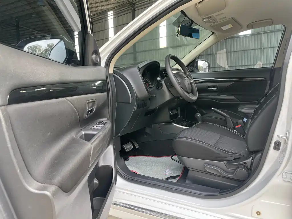 Mitsubishi Outlander 2021 Model Year Refresh 2.0L Front-Wheel Drive Comfort Edition 5-Seat 2022 - thumbnail 14