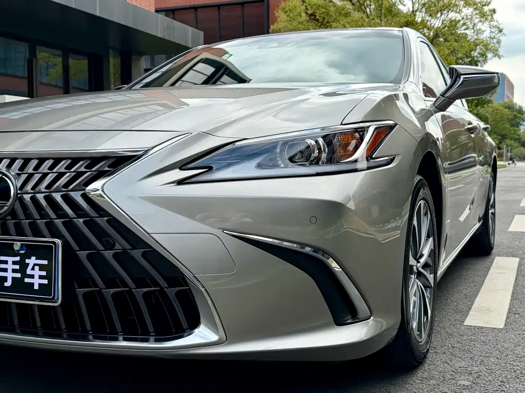 Lexus Lexus ES 200 Premium 2024 Model 2024 - thumbnail 4