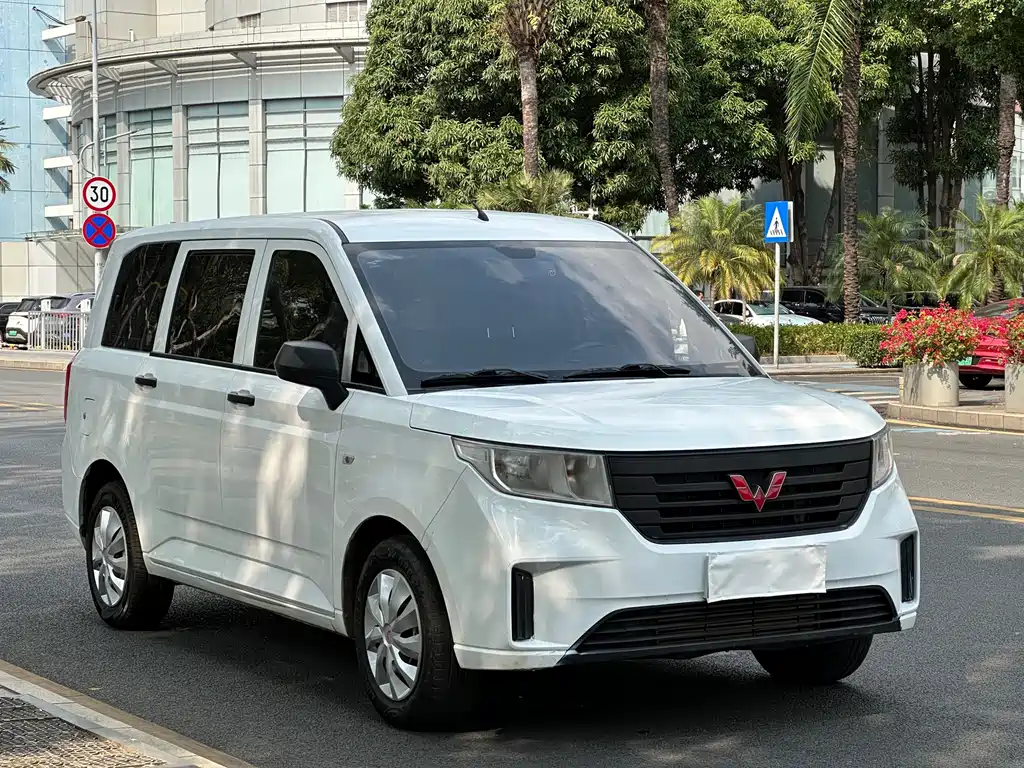 Wuling Motors Wuling Hongguang PLUS 2020 1.5L Manual Standard 7-seater 2020 - thumbnail 3