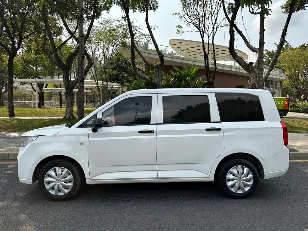 Wuling Motors Wuling Hongguang PLUS 2020 1.5L Manual Standard 7-seater 2020 - thumbnail 4