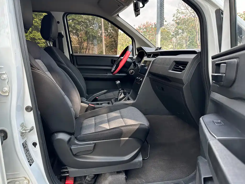 Wuling Motors Wuling Hongguang PLUS 2020 1.5L Manual Standard 7-seater 2020 - thumbnail 19