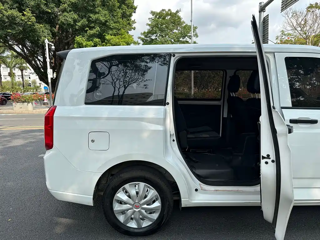 Wuling Motors Wuling Hongguang PLUS 2020 1.5L Manual Standard 7-seater 2020 - thumbnail 23