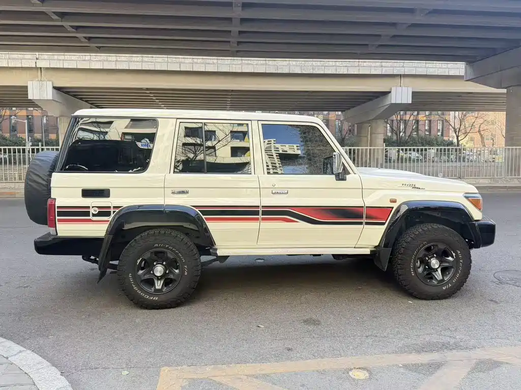 Toyota Land Cruiser (Imported) 2016 Model 4.0L Middle East Version 2024 - thumbnail 2