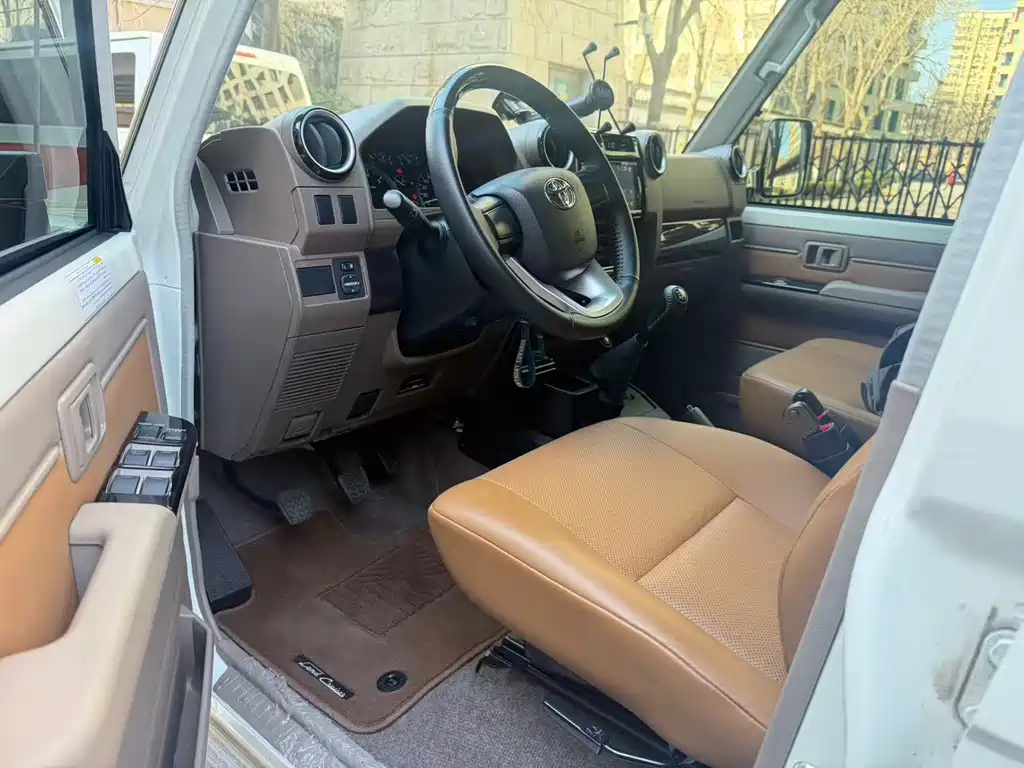 Toyota Land Cruiser (Imported) 2016 Model 4.0L Middle East Version 2024 - thumbnail 3