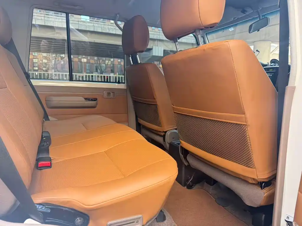 Toyota Land Cruiser (Imported) 2016 Model 4.0L Middle East Version 2024 - thumbnail 4