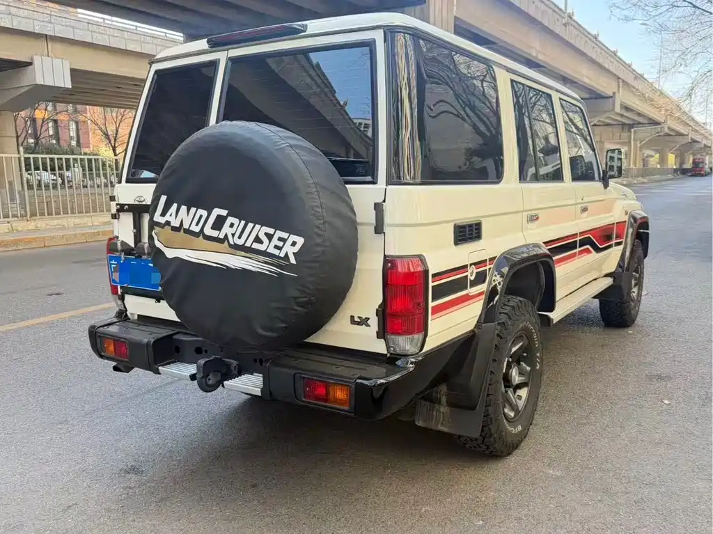 Toyota Land Cruiser (Imported) 2016 Model 4.0L Middle East Version 2024 - thumbnail 6