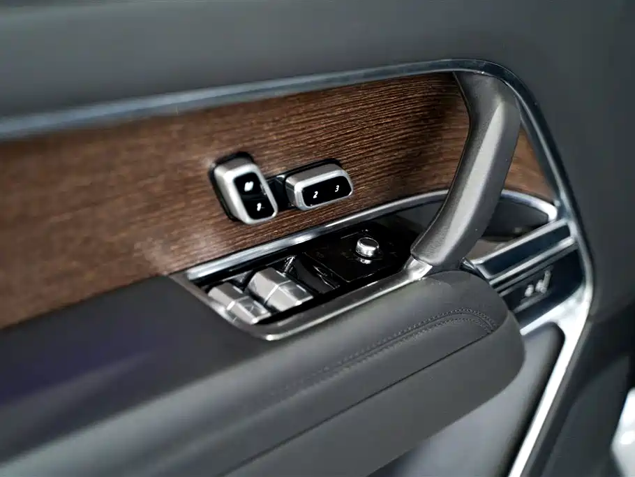 Land Rover Range Rover 2023 3.0 L6 360PS Vogue Edition 2023 - thumbnail 24