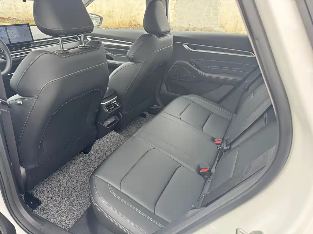 Geely Auto Geely Emgrand 2022 Model Year 4th Generation 1.5L CVT Luxury Edition 2022 - thumbnail 5