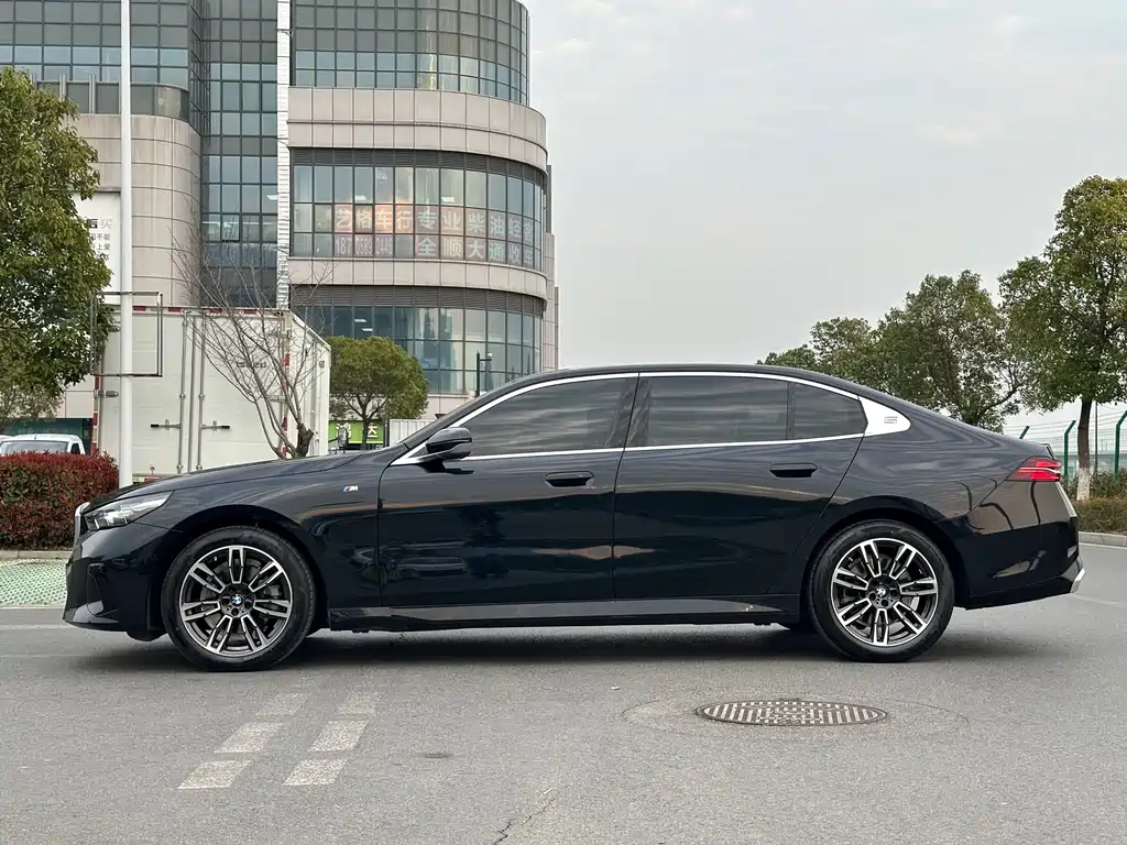 BMW BMW 5 Series 2025 525Li M Sport Package 2025 - thumbnail 4