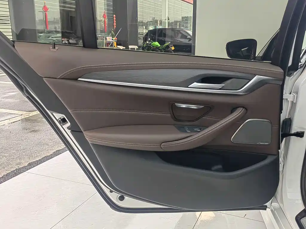 BMW BMW 5 Series 2023 530Li Luxury M Sport Package 2024 - thumbnail 13