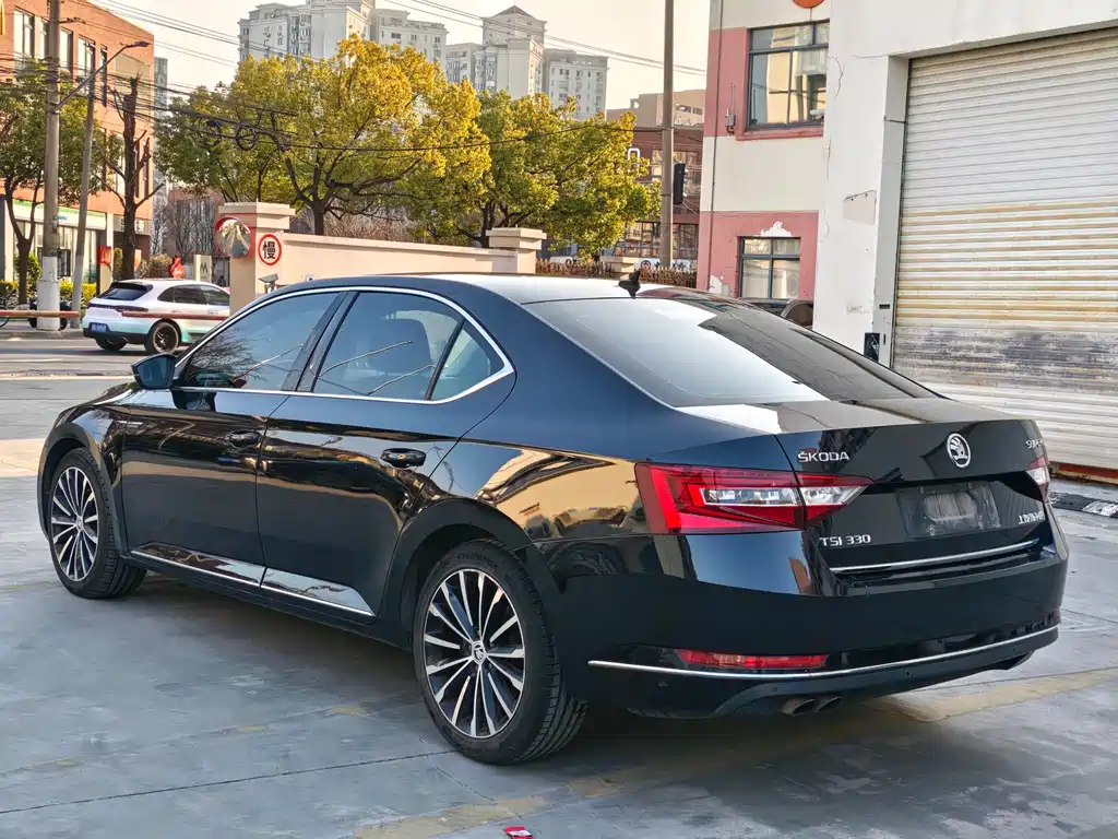 Skoda Škoda Superb 2016 TSI330 DSG Intelligent Drive Edition 2017 - thumbnail 4