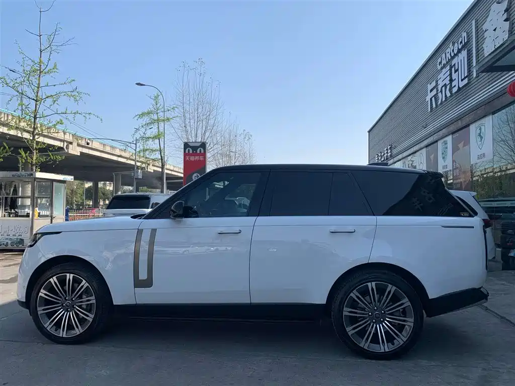Land Rover Range Rover 2023 3.0 L6 360PS Vogue Edition 2024 - thumbnail 5