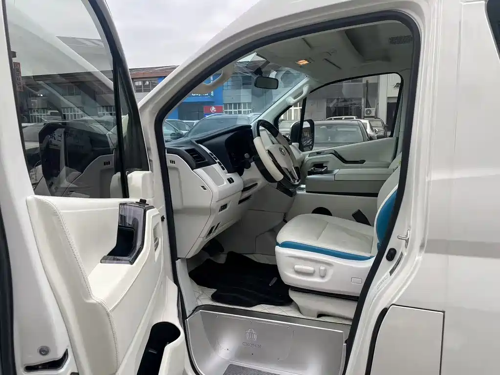 Toyota Toyota Hiace 2021 3.5L Automatic 2022 - thumbnail 4