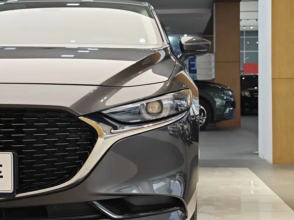 Mazda Mazda 3 Axela 2021 2.0L Automatic Elegant Version 2022 - thumbnail 2