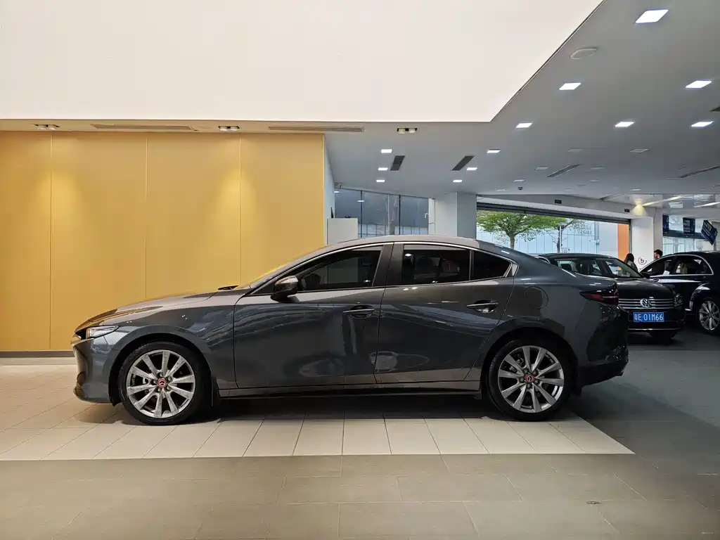 Mazda Mazda 3 Axela 2021 2.0L Automatic Elegant Version 2022 - thumbnail 6