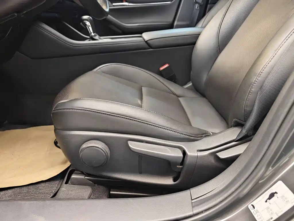 Mazda Mazda 3 Axela 2021 2.0L Automatic Elegant Version 2022 - thumbnail 10