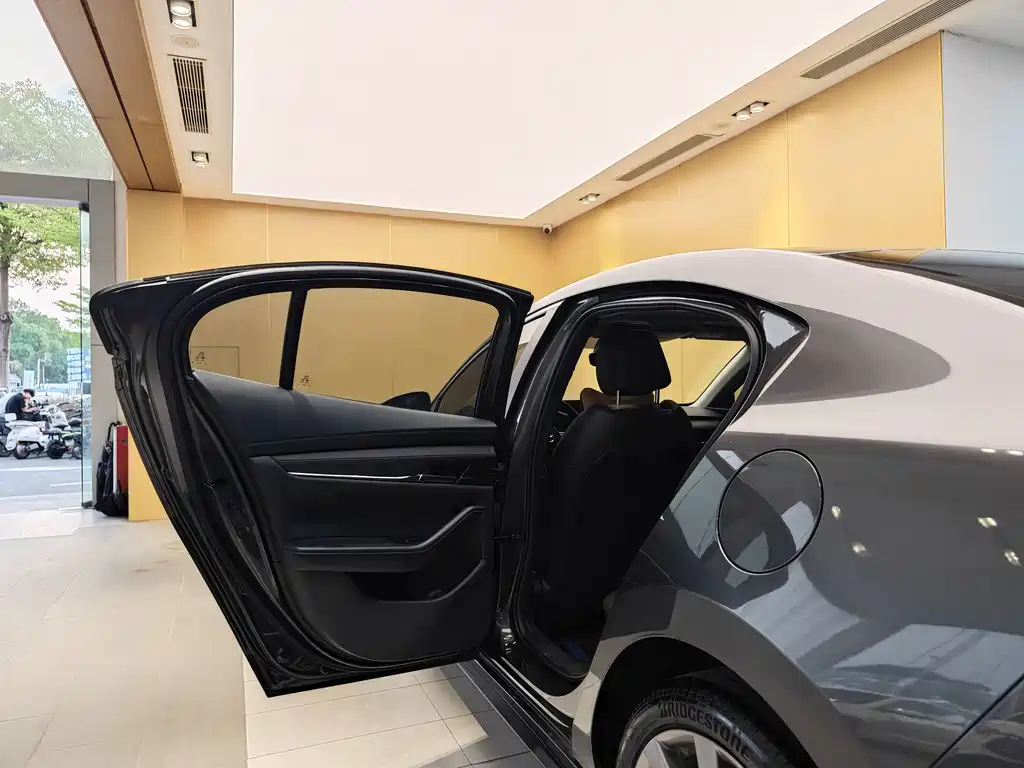 Mazda Mazda 3 Axela 2021 2.0L Automatic Elegant Version 2022 - thumbnail 21