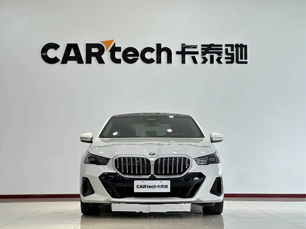 BMW BMW 5 Series Import 2024 Model 525i M Sport Package 2024 - thumbnail 2