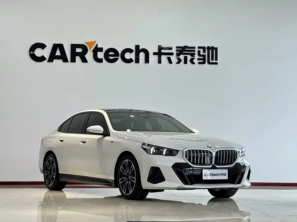 BMW BMW 5 Series Import 2024 Model 525i M Sport Package 2024 - thumbnail 3