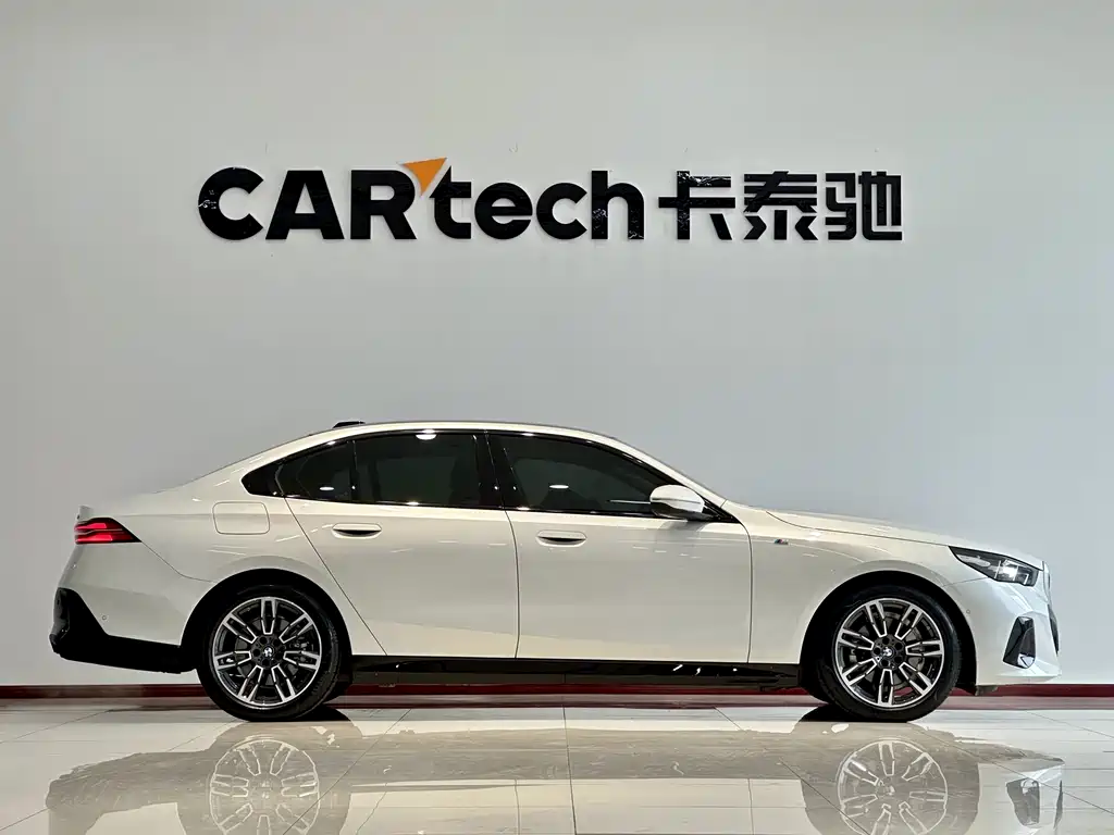 BMW BMW 5 Series Import 2024 Model 525i M Sport Package 2024 - thumbnail 5