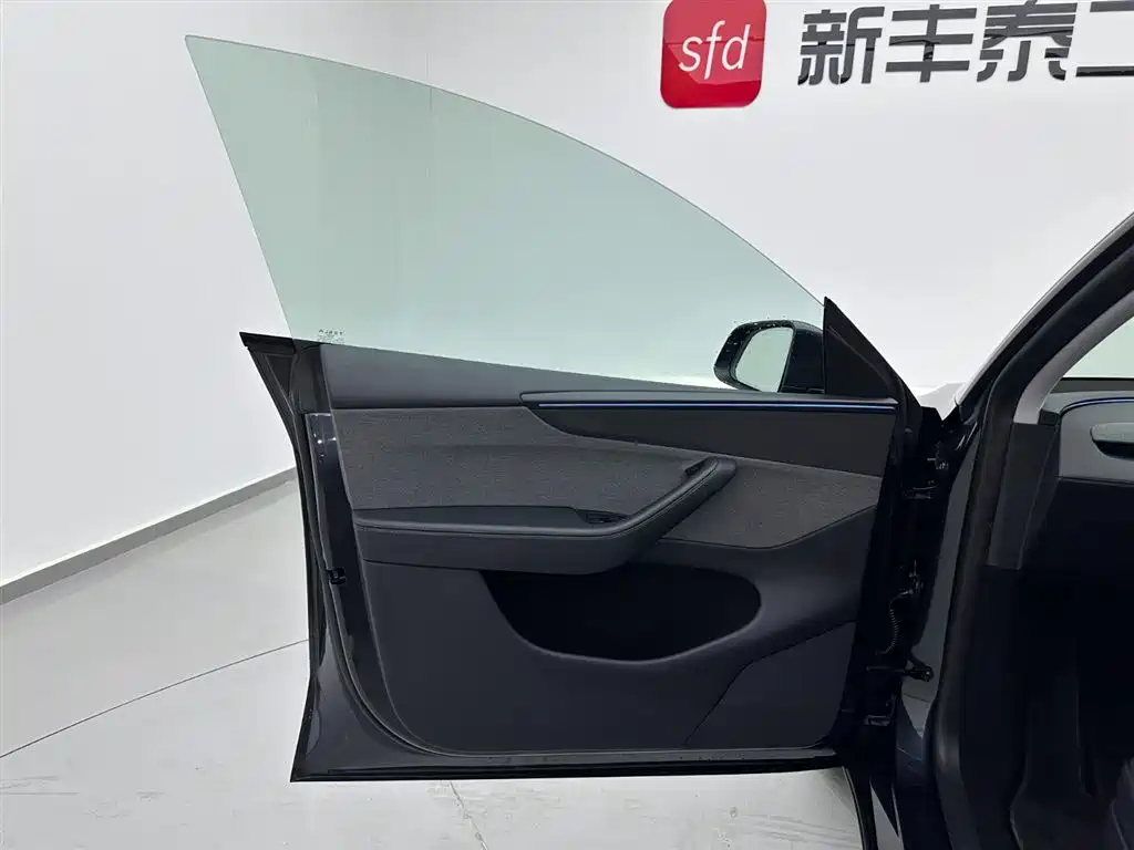Tesla Model Y 2025 Rear-Wheel Drive Version 2025 - thumbnail 8
