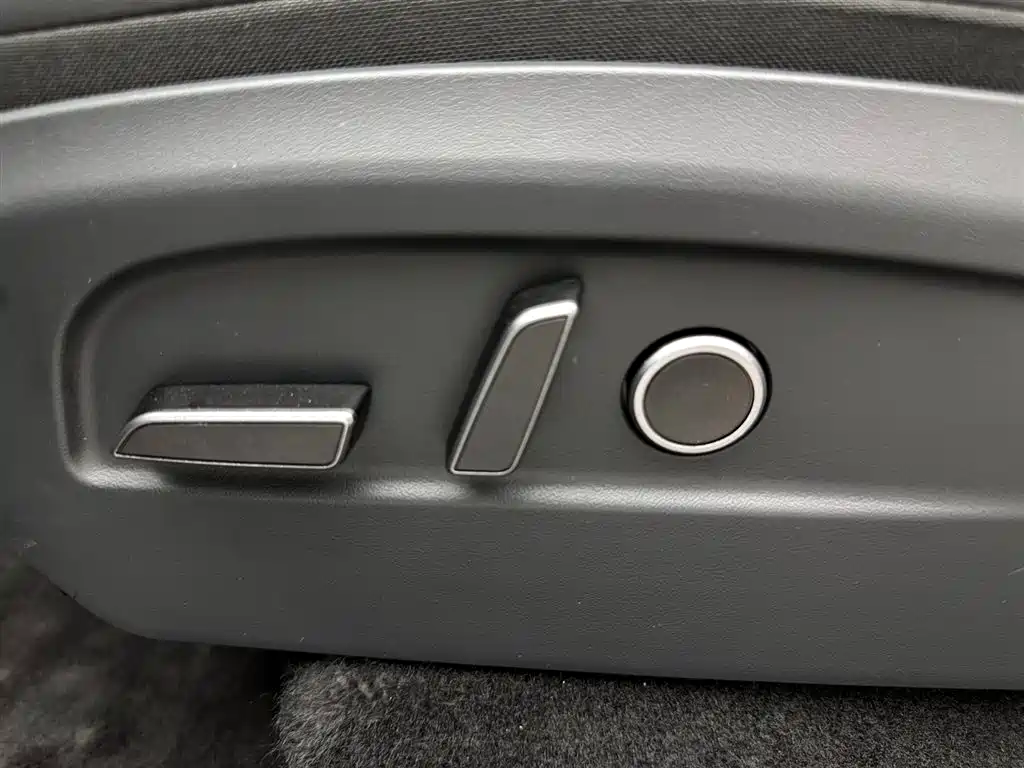 Tesla Model Y 2025 Rear-Wheel Drive Version 2025 - thumbnail 24