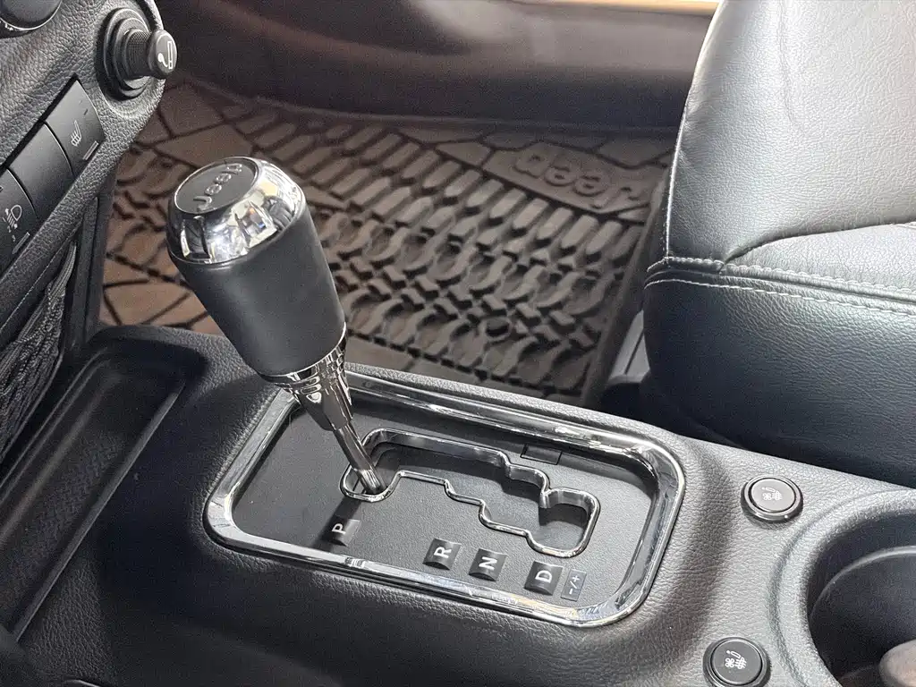 Jeep Jeep Wrangler 2013 3.6L Sahara Two-Door Version 2014 - thumbnail 11