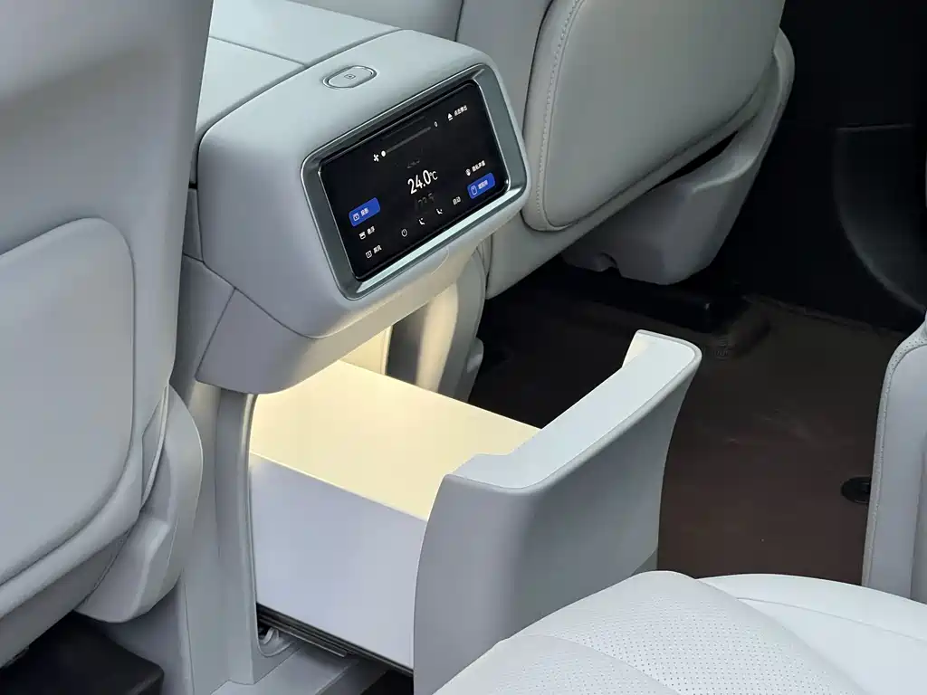 AITO M9 Aito M9 2025 Extended Range Ultra 52kWh 6-seat Version (192-line LiDAR) 2026 - thumbnail 14