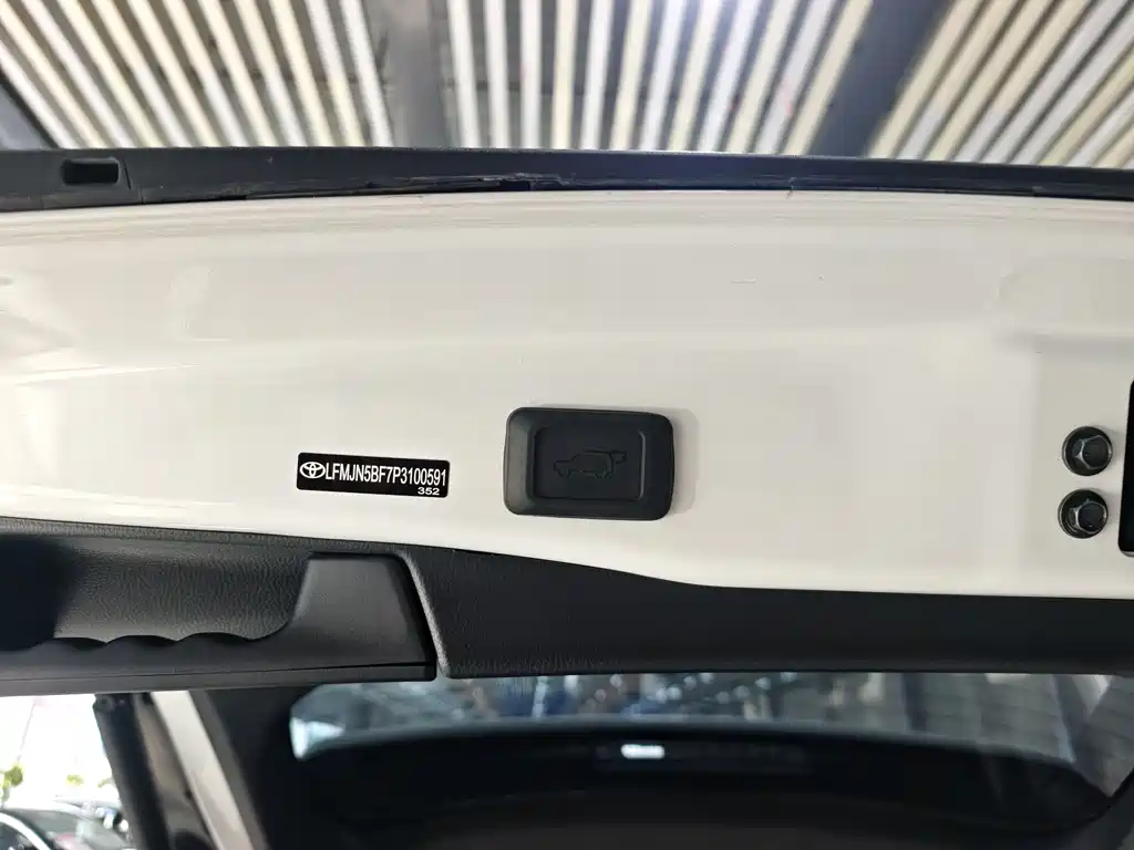 Toyota RAV4 2023 2.0L CVT AWD Adventure Flagship Edition 2023 - thumbnail 19