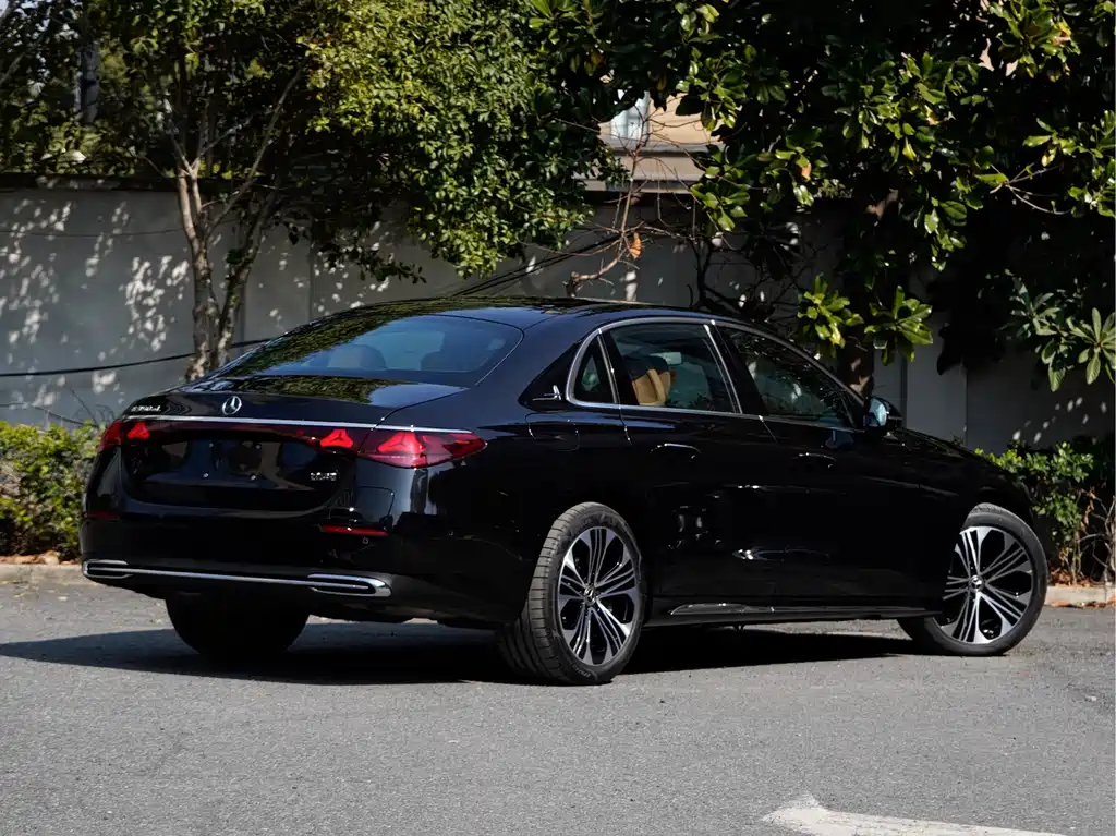 Mercedes-Benz Mercedes-Benz E-Class 2024 E 350 e L Plug-in Hybrid Sedan 2024 - thumbnail 4
