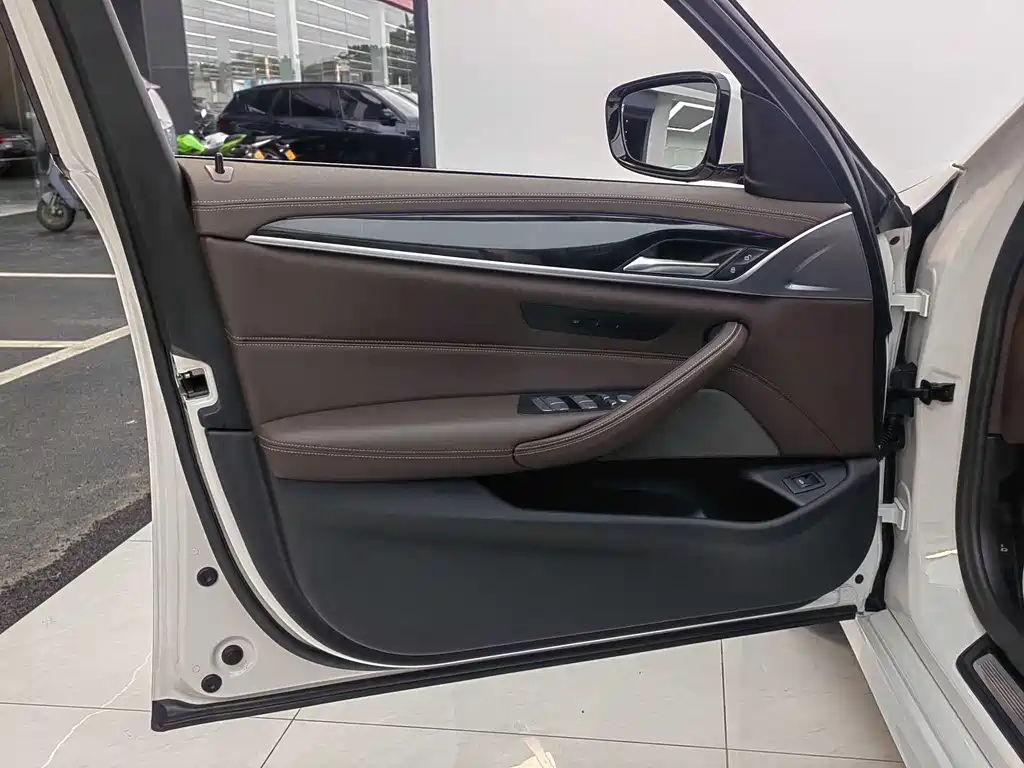 BMW BMW 5 Series 2022 Model Year Facelift 525Li M Sport Package 2023 - thumbnail 8