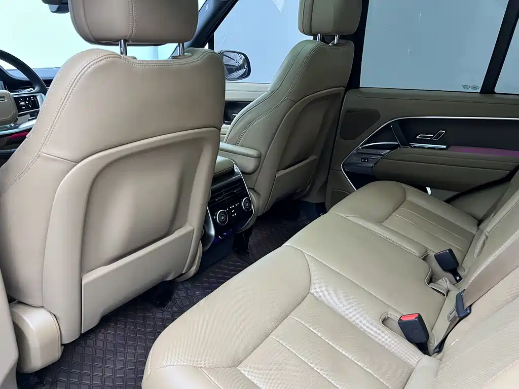 Land Rover Range Rover 2023 3.0 L6 360PS Vogue Edition 2023 - thumbnail 16