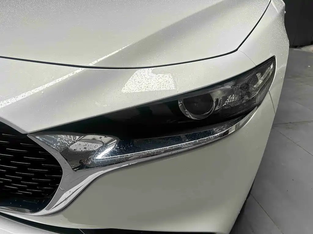 Mazda Mazda 3 Axela 2023 2.0L Automatic Premium Edition 2024 - thumbnail 2