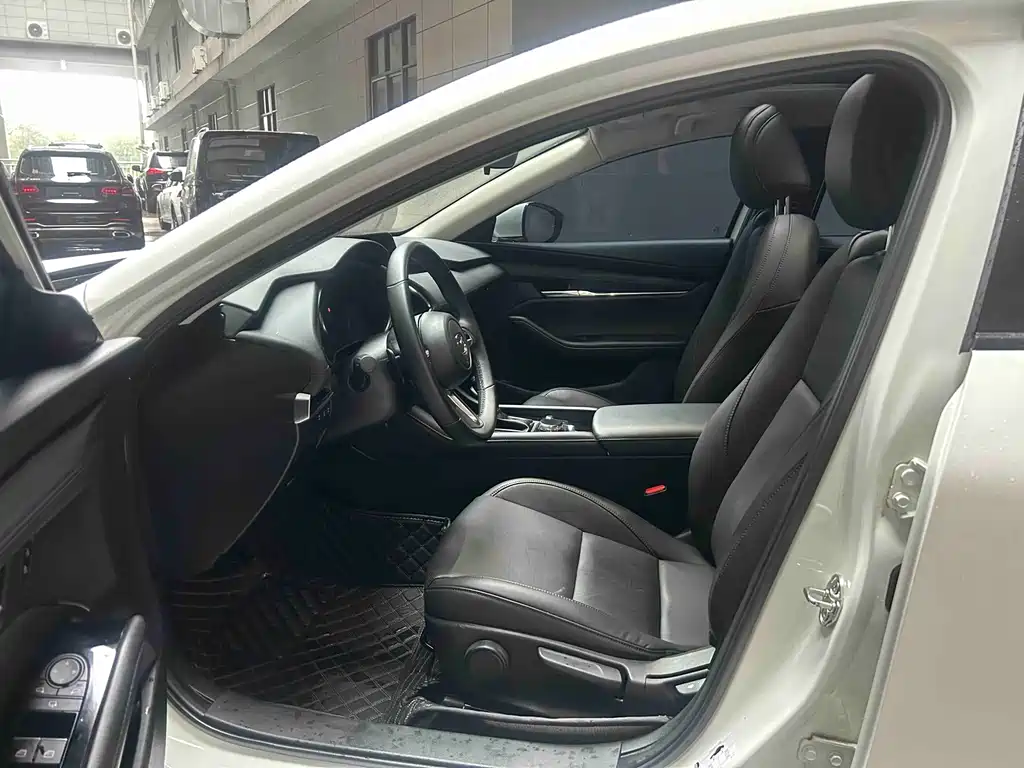 Mazda Mazda 3 Axela 2023 2.0L Automatic Premium Edition 2024 - thumbnail 16