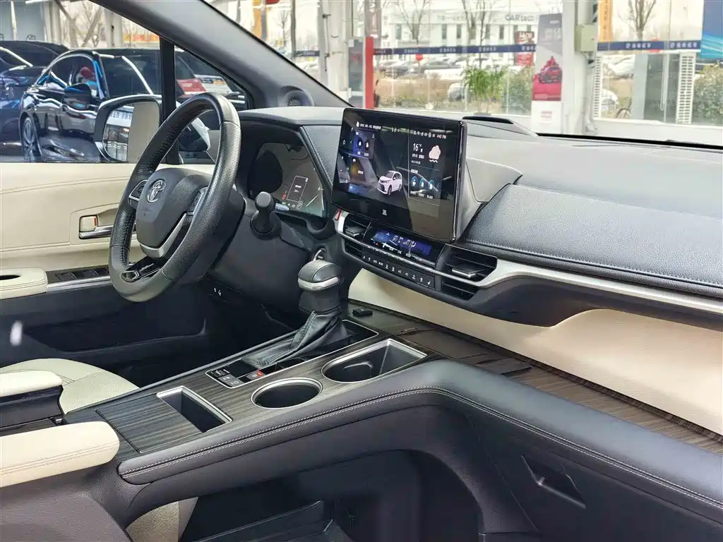 Toyota Toyota Sienna 2024 2.5L Hybrid Platinum Edition 2024 - thumbnail 13