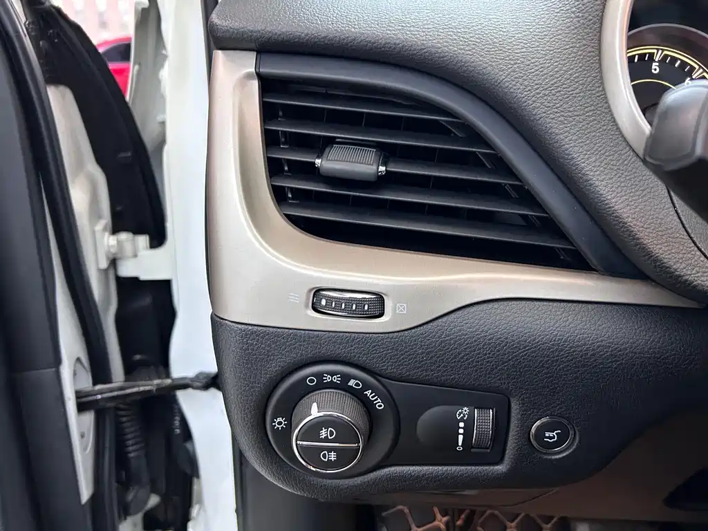 Jeep Jeep Cherokee 2017 2.4L Limited Edition 2018 - thumbnail 14